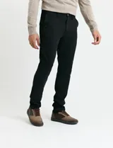 Pantalón de corte clásico confeccionado en algodón sarga con elastano. Presenta bolsillos delanteros inclinados y bolsillos traseros de ribete.