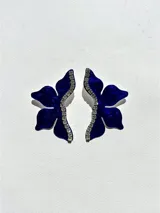 Par de aros dorados con forma de media flor, con detalle de strass negro y gancho de acero quirúrgico.