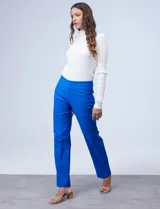 Pantalón de vestir azul eléctrico, de corte recto, con bolsillos simulados en la parte delantera y bolsillos aplicados en la parte trasera.
