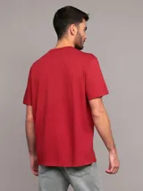 Remera Calvin Klein Jeans de punto de algodón prémium en color rojo, con corte regular clásico, cuello redondo, mangas cortas y monograma de la marca estampado en el pecho.