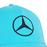 Gorra Adidas de la colección Mercedes-AMG Petronas F1, color turquesa, con el logo de Mercedes-Benz bordado en negro en la parte frontal y el isotipo de Adidas en el lateral de la visera.