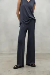 Pantalón largo de lino color gris, de corte palazzo.