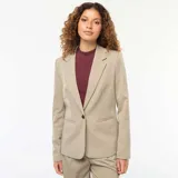 Blazer color beige de corte sastrero, con solapas de muesca, cierre frontal con un botón, bolsillos delanteros con solapa y mangas largas.