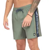 Short de baño Quiksilver de color verde militar, confeccionado en poliéster reciclado de secado rápido. Presenta cintura elástica con cordón ajustable contrastante, bolsillos laterales y una franja lateral con inscripción de la marca.