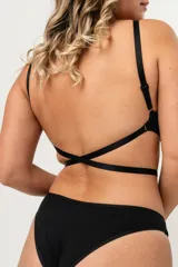 Soutien negro con aro y copa, confeccionado con tela que contiene fibra LYCRA®. Breteles regulables para espalda baja, o espalda descubierta.