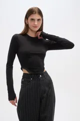 Top negro de manga larga, al cuerpo y cuello a la base.