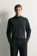Camisa regular fit de manga larga con diseño de rayas verticales celestes y blancas, cuello italiano y cierre frontal con botones.