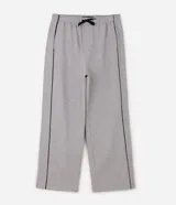 Pantalón de algodón color gris jaspeado, de corte wide leg amplio y recto, con cintura elástica y cordón de ajuste. Cuenta con bolsillos funcionales y detalle de filete lateral en color negro.