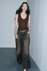 Camiseta de manga sisa y escote redondo, corte ajustado al cuerpo (slim fit). El tejido presenta un efecto jaspeado en tonos marrones oscuros.