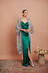 Kimono de gasa color plateado.