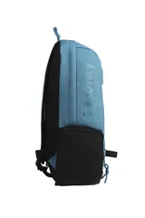 Mochila azul con detalles en negro, con bolsillo frontal con hebilla, logo estampado y bolsillos laterales de red.