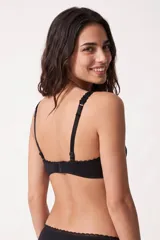 Soutien básico de algodón color blanco, con tirantes anchos y detalles de encaje en los bordes del escote y sisas.