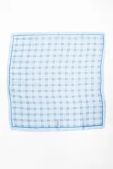 Bandana cuadrada de textura ligera, color celeste con un diseño de patrón a cuadros en tonos azules y blancos, y un borde sólido enmarcando el diseño.