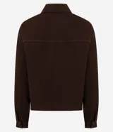 Campera de sarga acanalada color marrón, con cuello camisero estructurado, cierre frontal con botones, mangas largas con puños y bolsillos delanteros con solapa.