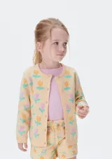 Cárdigan color amarillo con estampado de flores en tonos pastel, de tejido de punto con cuello redondo y cierre frontal con botones.