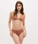 Soutien tipo bralette confeccionado en modal, con diseño de escote en V, breteles anchos y ajuste posterior. Es una prenda sin aros ni copas, caracterizada por su suavidad y transpirabilidad.