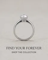 Anillo solitario de acero con piedra circonia central de corte redondo engarzada con seis puntas.