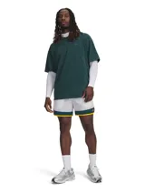 Short deportivo Under Armour de corte holgado, color blanco con franja inferior en verde oscuro y borde amarillo. Cuenta con cintura elástica, bolsillos laterales y logo de la marca en la pierna.