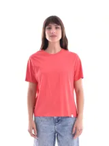Remera de cuello redondo y manga corta, con corte clásico y ajuste holgado.