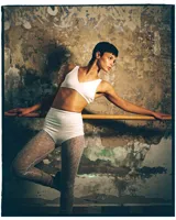 Medias blancas de encaje con diseño floral, de cintura alta y elástica.