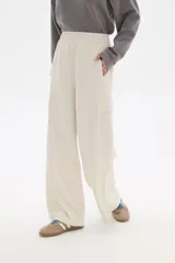 Pantalon de corte amplio y tiro alto, confeccionado en poliester, con bolsillos laterales tipo cargo.