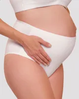 Bombacha de tiro alto diseñada para embarazo y postparto, confeccionada en algodón con lycra, ofreciendo suavidad y sujeción.