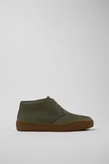 Zapatos Camper modelo Peu Terreno, color verde militar con suela de goma marrón texturizada y cordones tono sobre tono.
