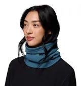 Cuello térmico de polar en color azul petróleo, con tecnología reflectante Omni-Heat y logo de la marca bordado en color blanco.