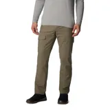 Pantalón cargo de corte recto en color verde oliva. Cuenta con bolsillos laterales tipo cargo con cierre a presión, bolsillos frontales para las manos y bolsillos traseros. Presenta un diseño funcional con asiento reforzado y tejido con elasticidad para mayor comodidad.