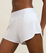 Short deportivo modelo runner con cintura elástica ancha y bajo redondeado. Presenta un diseño holgado y ligero, ideal para actividades físicas.