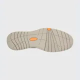 Zapato de estilo casual Hush Puppies, confeccionado en cuero color taupe. Presenta cierre mediante cordones, detalle de tirador en el talón y suela de EVA con tecnología FLX que brinda mayor flexibilidad y confort.