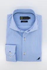Camisa de vestir celeste a rayas verticales blancas, corte slim fit, con cuello italiano y logo de pájaro bordado en el lateral inferior.