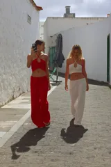 Pantalón rojo tejido en 100% algodón, con cintura ancha en rib con elástico interno y tiras regulables.