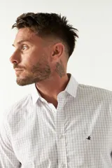 Camisa de manga larga para hombre, color azul claro con microestampado de cuadros. Presenta un corte slim y cuello abotonado.