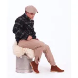 Pantalón de vestir color beige, de corte recto, con bolsillos laterales y traseros. Se ajusta a la cintura con cinturón de cuero marrón.