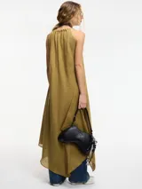 Vestido midi de ramio en color verde oliva, con escote en V, breteles finos y corte evasé con terminación en picos asimétricos.