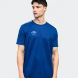 Remera deportiva Umbro Bolt color azul, de manga corta y cuello redondo. Presenta el logo de Umbro en el pecho y detalles de rayas finas en los hombros.