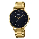 Reloj de pulsera Casio con caja redonda de 34 mm y malla de acero inoxidable en tono dorado. Presenta una esfera negra minimalista con índices y manecillas doradas, protegido por cristal mineral. Cuenta con movimiento de cuarzo y cierre desplegable.