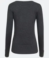 Suéter de punto color rosado, con cuello barco, mangas largas y puños con botones decorativos. El dobladillo también es acanalado.