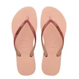 Sandalias tipo ojotas Havaianas modelo Slim Glitter II, en color beige arena. Presentan tiras finas con acabado de glitter brillante y suela de goma con textura antideslizante.