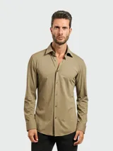 Camisa de manga larga Boss con cuello clásico y cierre frontal de botones. Presenta un diseño liso y corte entallado.