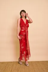Vestido largo de fiesta de cuello halter, con estampado floral en tonos verde menta y bordó, fruncido en el cuerpo y talle largo.