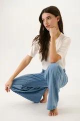 Pantalón de jean celeste, corte amplio y tiro alto.