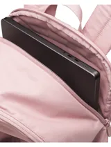 Mochila Under Armour Studio Campus de diseño ligero y resistente al agua. Cuenta con compartimento para portátil, bolsillo frontal con cremallera extragrande, bolsillos laterales para botellas y correas ergonómicas ajustables. Presenta un acabado en color rosado con logotipo metálico en relieve.