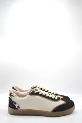 Zapatillas urbanas de cuero color beige y blanco con detalles en animal print en el talón y cordones marrones.