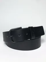 Cinturón de cuero para hombre color negro, con hebilla metálica negra y detalle de marca grabada en la trabilla y en la correa.
