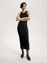 Vestido midi negro de corte slim, sin mangas y cuello redondo.