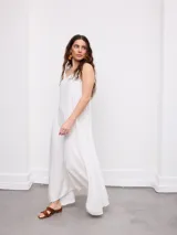 Vestido largo blanco de corte holgado, con escote en V y tirantes finos.