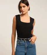 Blusa de punto negro sin mangas, con escote cuadrado y tirantes anchos, diseñada con un ajuste ceñido al cuerpo.