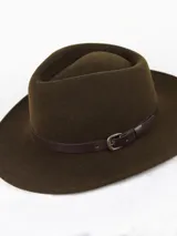 Sombrero de ala ancha color verde oliva, confeccionado en lana, con cinta decorativa de cuero sintético y hebilla metálica.